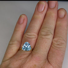 Load image into Gallery viewer, #101 Blue Topaz Trilliant 4.45cts