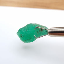 Load image into Gallery viewer, R325 Emerald facet rough 5.4cts
