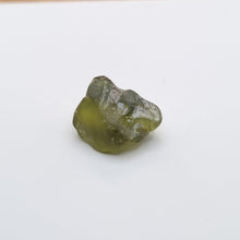 Load image into Gallery viewer, R300 Australian Sapphire facet rough 3.5cts
