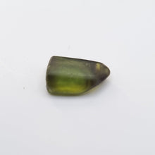 Load image into Gallery viewer, R304 Australian Sapphire facet rough 3.55cts
