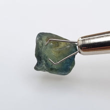 Load image into Gallery viewer, R305 Australian Sapphire facet rough 5.35cts
