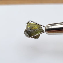 Load image into Gallery viewer, R312 Australian Sapphire facet rough 3.9cts
