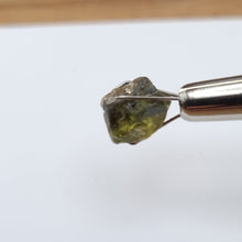 Load image into Gallery viewer, R312 Australian Sapphire facet rough 3.9cts
