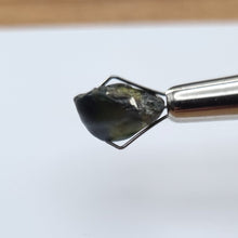 Load image into Gallery viewer, R316 Australian Sapphire facet rough 5.55cts
