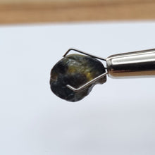 Load image into Gallery viewer, R316 Australian Sapphire facet rough 5.55cts
