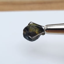 Load image into Gallery viewer, R316 Australian Sapphire facet rough 5.55cts
