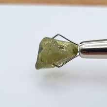 Load image into Gallery viewer, R317 Australian Sapphire facet rough 5.5cts
