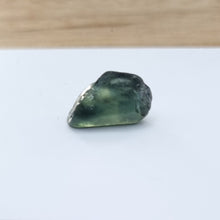 Load image into Gallery viewer, R324 Australian Sapphire facet rough 5.25cts
