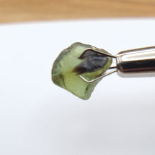 Load image into Gallery viewer, R332 Australian Sapphire facet rough 4.35cts

