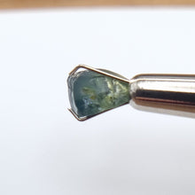 Load image into Gallery viewer, R334 Australian Sapphire facet rough 2.5cts
