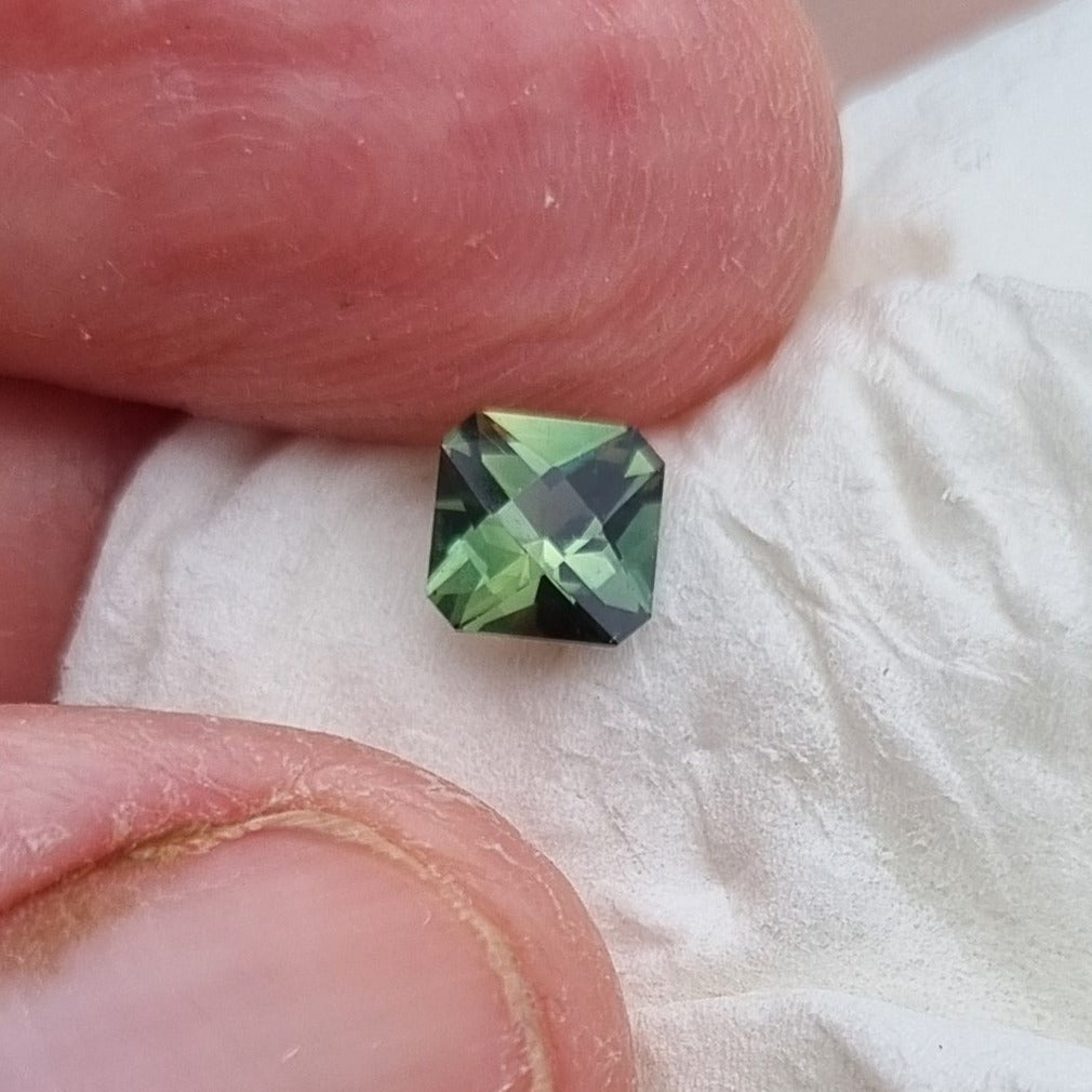 #195 Australian sapphire calibrated square cut 1ct