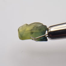 Load image into Gallery viewer, R349 Australian Sapphire facet rough 2.1cts
