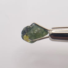 Load image into Gallery viewer, R362 Australian Sapphire facet rough 2.5cts
