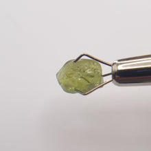 Load image into Gallery viewer, R363 Australian Sapphire facet rough 2.7cts
