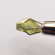 Load image into Gallery viewer, R364 Australian Sapphire facet rough 2.45cts
