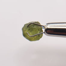 Load image into Gallery viewer, R365 Australian Sapphire facet rough 2.6cts
