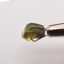 Load image into Gallery viewer, R367 Australian Sapphire facet rough 2.85cts
