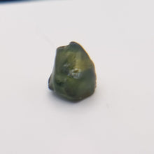 Load image into Gallery viewer, R371 Australian Sapphire facet rough 2.85cts
