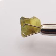 Load image into Gallery viewer, R372 Australian Sapphire facet rough 3.8cts
