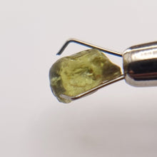 Load image into Gallery viewer, R378 Australian Sapphire facet rough 2.3cts
