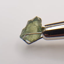 Load image into Gallery viewer, R390 Australian Sapphire facet rough 1.6cts

