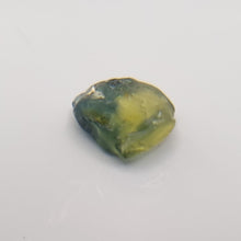 Load image into Gallery viewer, R392 Australian Sapphire facet rough 2.9cts
