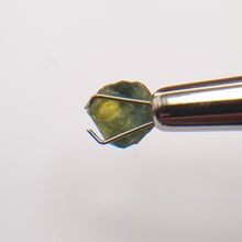 Load image into Gallery viewer, R406 Australian Sapphire facet rough 2.0cts
