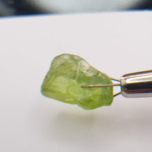 Load image into Gallery viewer, R454 Peridot facet rough 6.3cts
