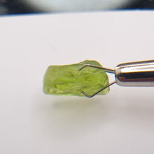 Load image into Gallery viewer, R454 Peridot facet rough 6.3cts
