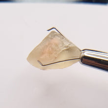 Load image into Gallery viewer, R456 Oregon Sunstone Feldspar facet rough 7.6cts
