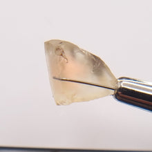 Load image into Gallery viewer, R456 Oregon Sunstone Feldspar facet rough 7.6cts
