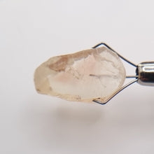 Load image into Gallery viewer, R464 Oregon Sunstone facet rough 8.25cts
