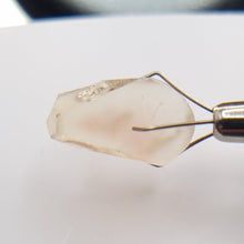 Load image into Gallery viewer, R464 Oregon Sunstone facet rough 8.25cts
