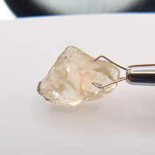 Load image into Gallery viewer, R465 Oregon Sunstone facet rough 12.0cts
