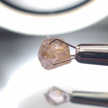 Load image into Gallery viewer, R494 Spinel facet rough 2.1cts
