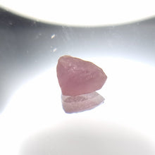 Load image into Gallery viewer, R498 Spinel facet rough 1.55cts
