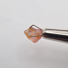 Load image into Gallery viewer, R503 Spinel facet rough 1.85cts
