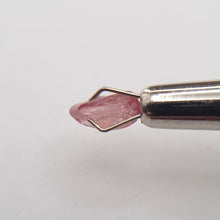 Load image into Gallery viewer, R504 Spinel facet rough 1.15cts
