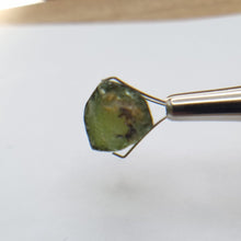 Load image into Gallery viewer, R552 Tourmaline facet rough 18.6cts
