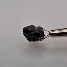 Load image into Gallery viewer, R535 Australian Spinel facet rough 14.3cts
