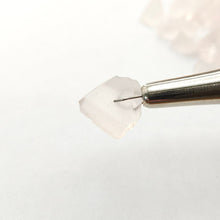 Load image into Gallery viewer, M001 Morganite melee rough 5ct blind pour
