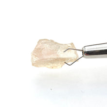 Load image into Gallery viewer, R605 Oregon Sunstone facet rough 8.1cts
