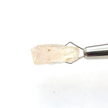 Load image into Gallery viewer, R605 Oregon Sunstone facet rough 8.1cts
