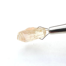 Load image into Gallery viewer, R605 Oregon Sunstone facet rough 8.1cts
