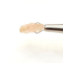 Load image into Gallery viewer, R607 Oregon Sunstone facet rough 5.25cts
