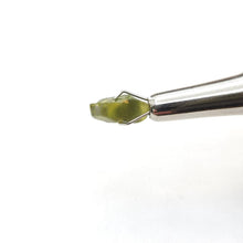 Load image into Gallery viewer, R636 Australian Sapphire facet rough 2.65cts
