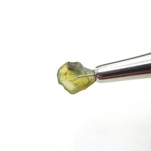 Load image into Gallery viewer, R636 Australian Sapphire facet rough 2.65cts
