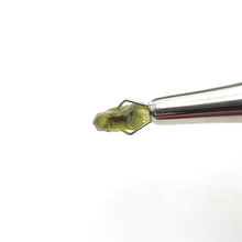 Load image into Gallery viewer, R636 Australian Sapphire facet rough 2.65cts
