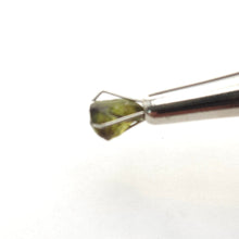 Load image into Gallery viewer, R640 Australia Sapphire facet rough 2.75cts

