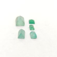 Load image into Gallery viewer, R653 Columbian Emerald preform parcel 3.2cts

